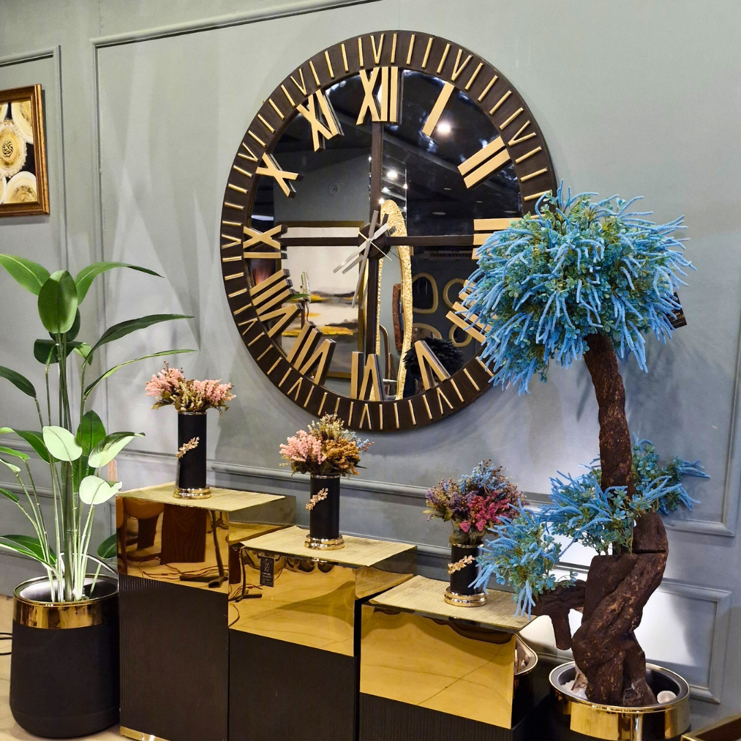 Decorative wall clock side profile