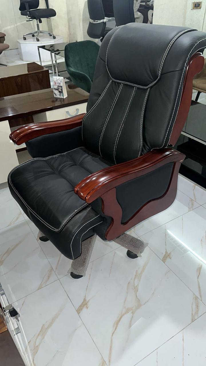 Comfort Plus Black Office Desk Chair detail view