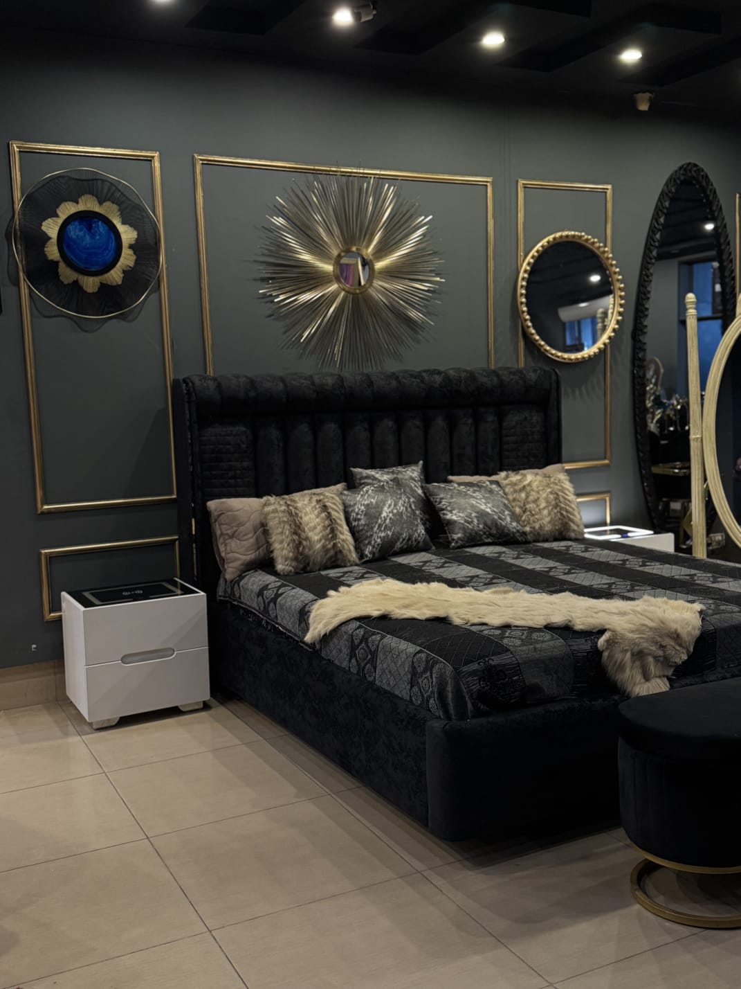 PREMIUM BLACK LUXURY BED.