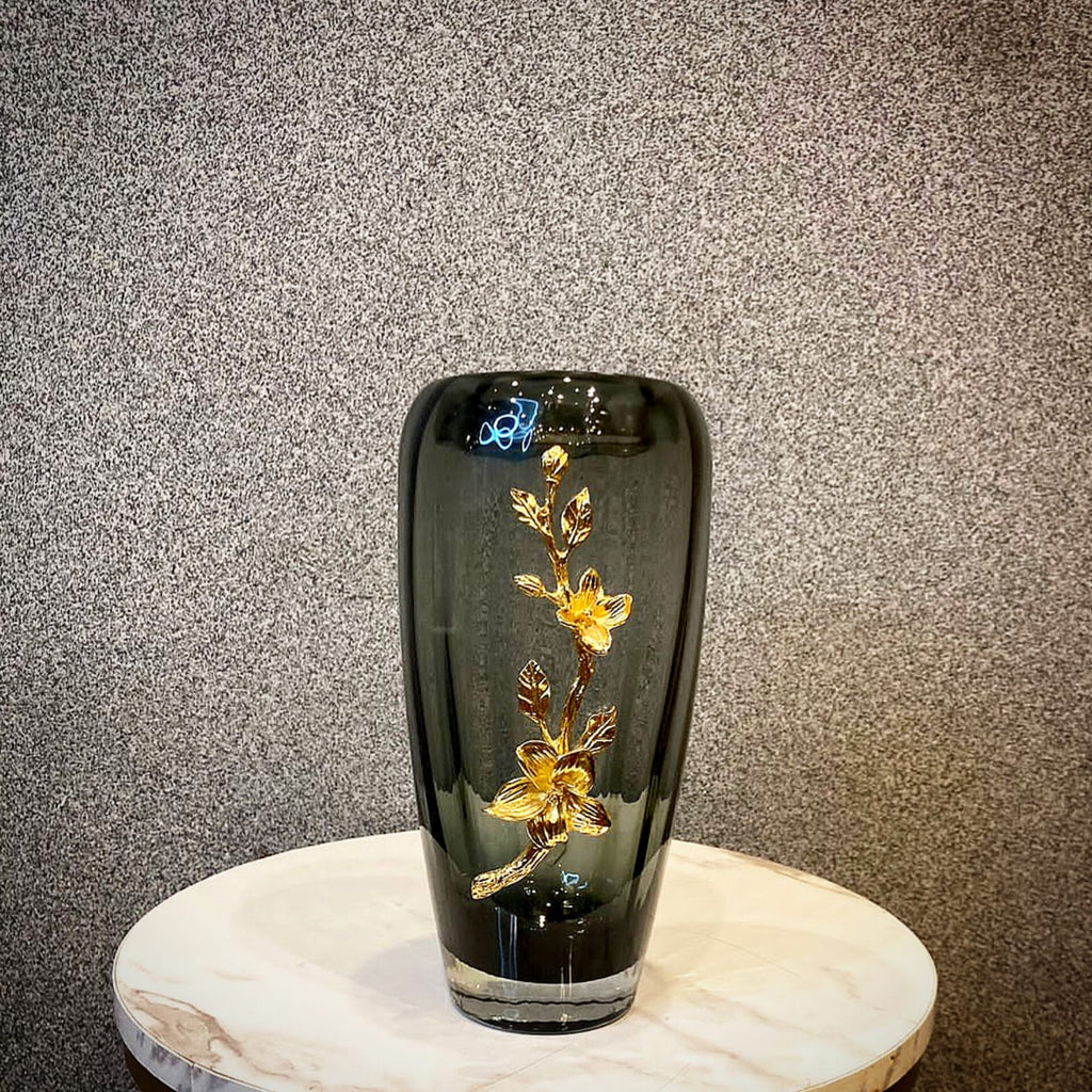 Large crystal vase detail view