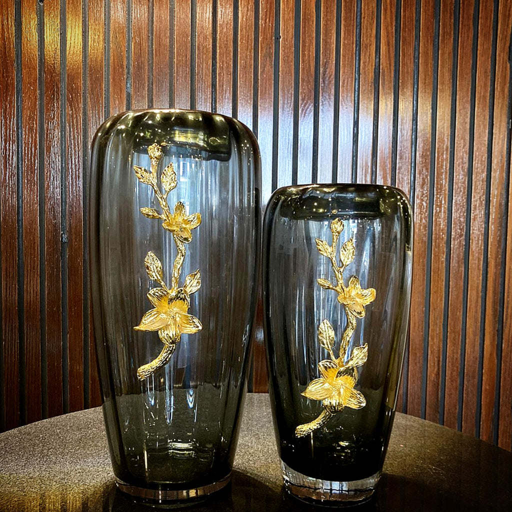 Small crystal vase detail view