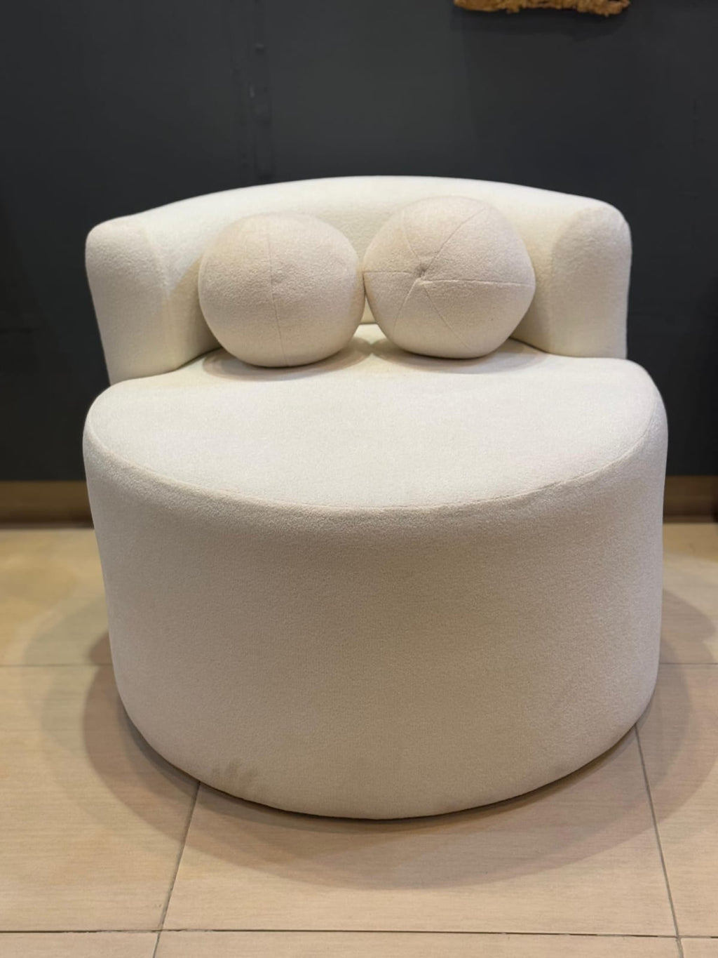 Round Elegant Chair detail view