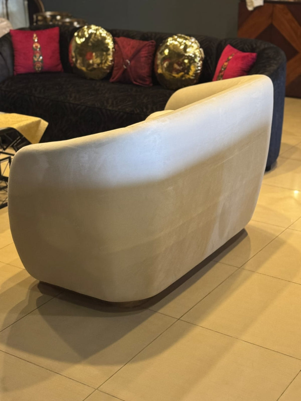 Modern white 2-seater sofa detail view